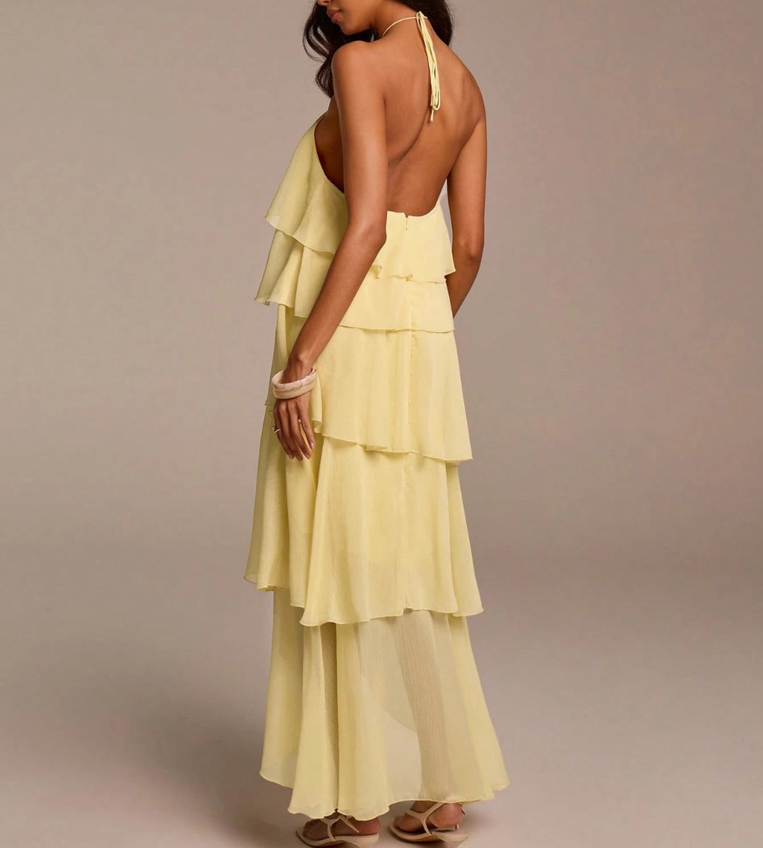 Close na textura do tecido e no acabamento das camadas de babados do vestido de luxo.