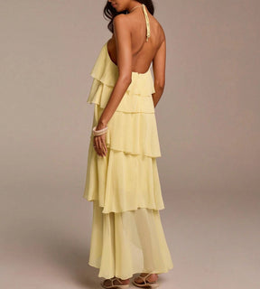 Close na textura do tecido e no acabamento das camadas de babados do vestido de luxo.