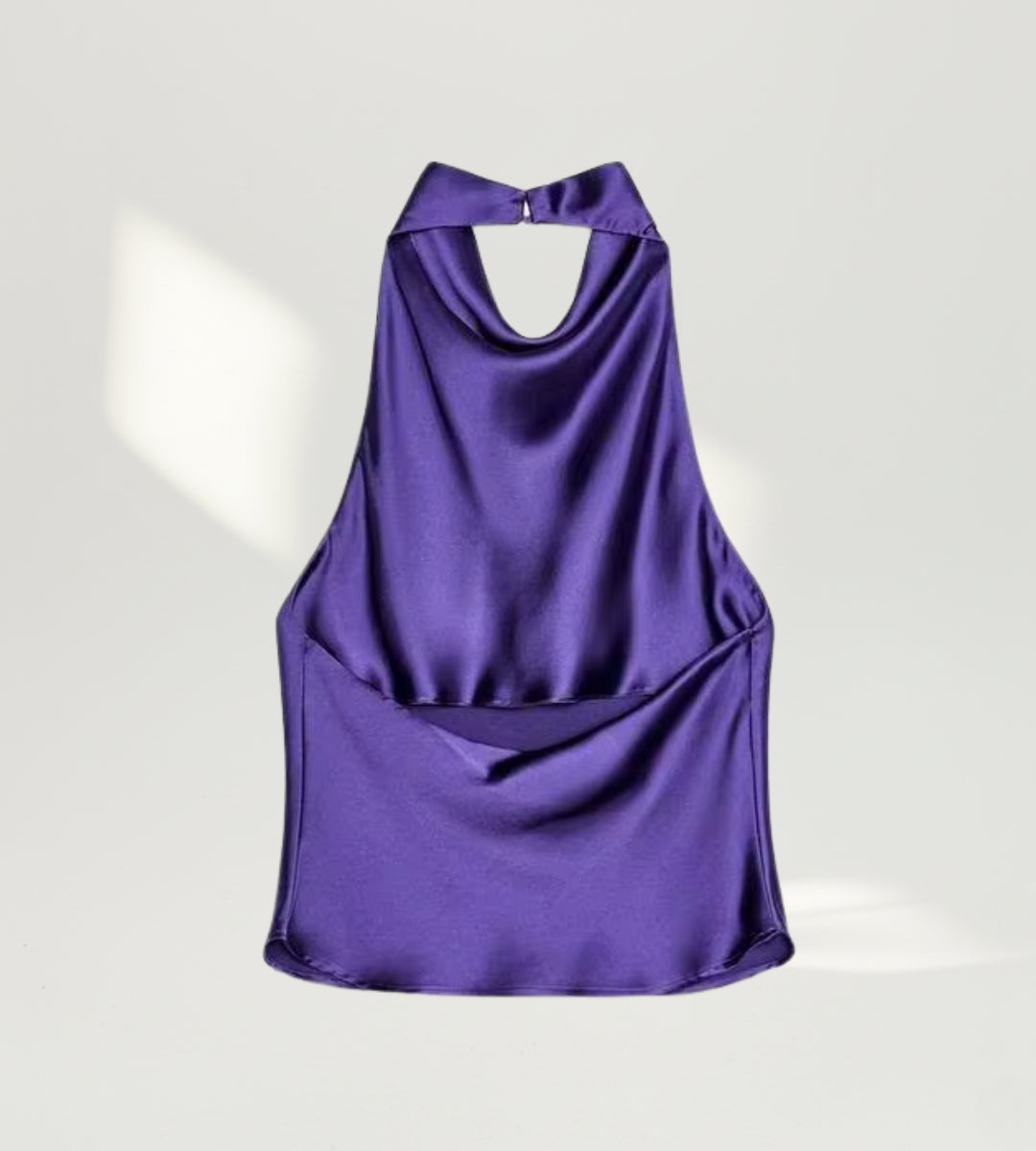 Vista de costas da blusa frente única aberta nas costas em tom lilas vibrante.