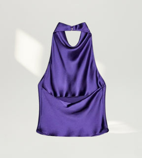 Vista de costas da blusa frente única aberta nas costas em tom lilas vibrante.