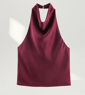 Close na modelagem solto ao corpo da blusa frente única Toscana em tom borgonha.