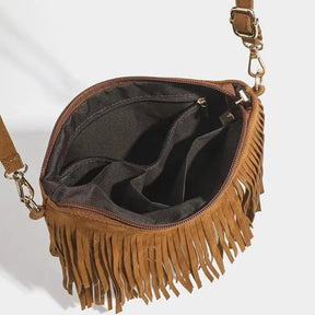 Detalhe do acabamento premium em suede marrom e movimento das franjas.