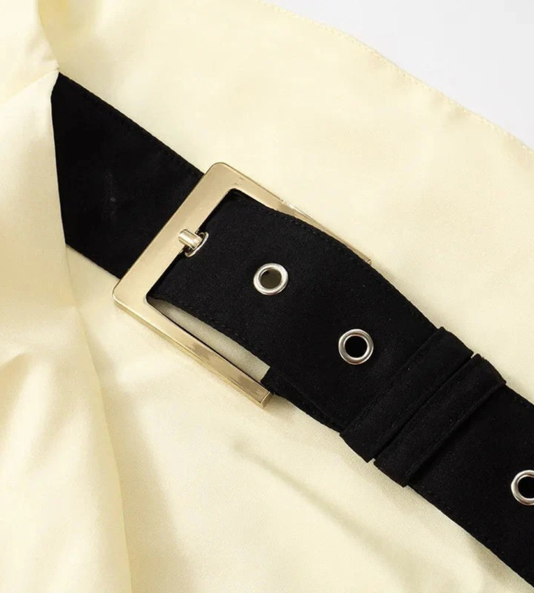 Composição de moda resort chic com vestido de seda exclusivo para eventos ao ar livre.