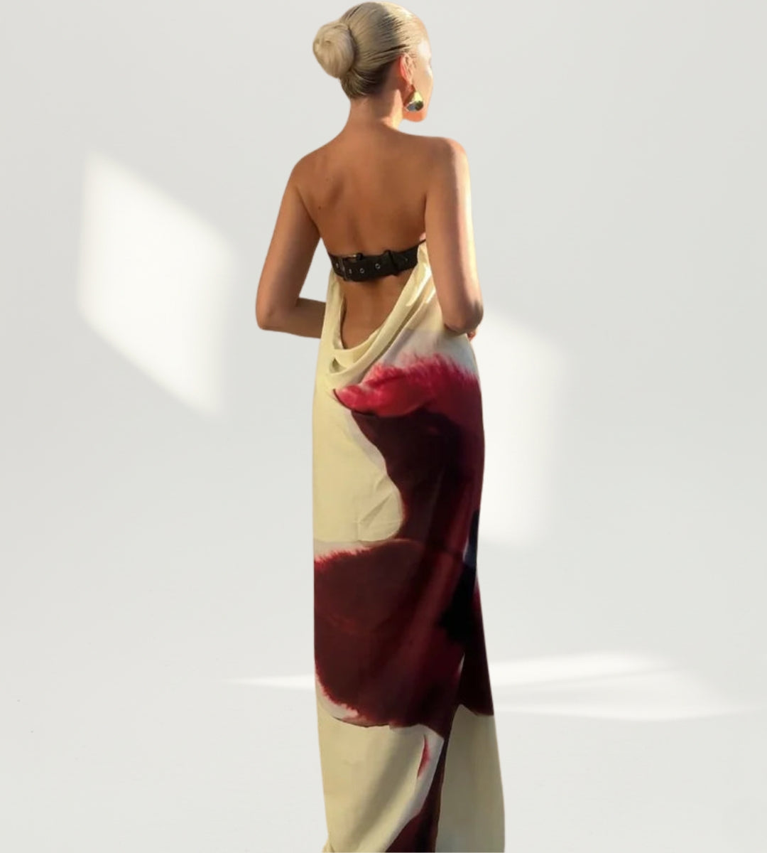 Mulher com vestido longo floral realçando o movimento leve no acabamento premium 