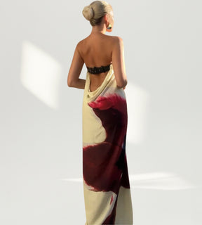 Mulher com vestido longo floral realçando o movimento leve no acabamento premium 