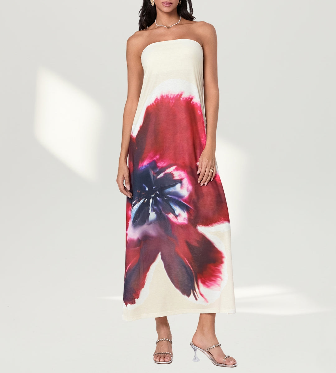 Modelo posando com o vestido tomara que caia solto e fluido em ambiente de luxo.