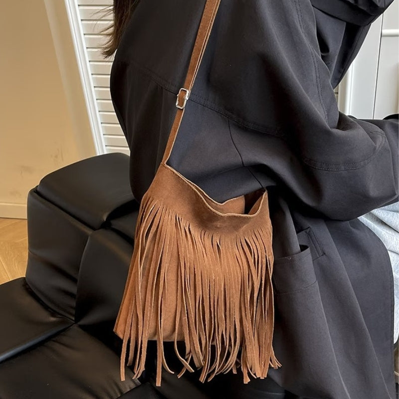 Interior da bolsa marrom aberto exibindo as divisórias internas e o forro resistente.