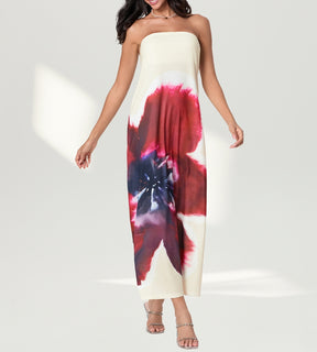 Mulher com vestido longo floral design bandeau e caimento reto sofisticado