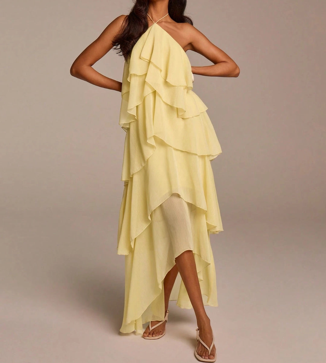 Composição de moda destacando o Vestido Aurora como peça statement da coleção de verão.