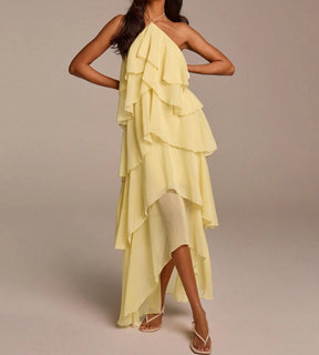 Composição de moda destacando o Vestido Aurora como peça statement da coleção de verão.