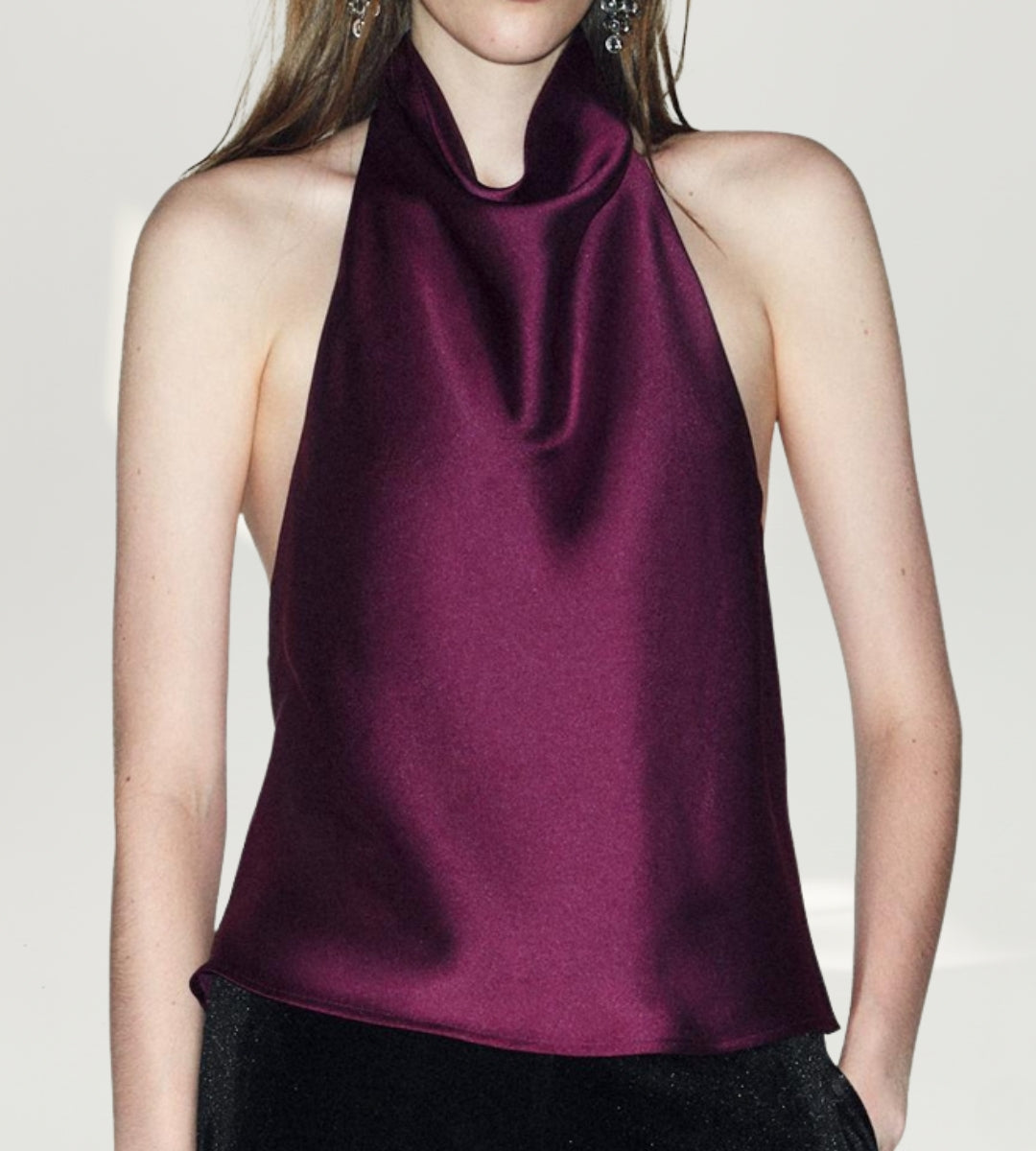 Mulher posando com a blusa borgonha Toscana para a Moda feminina festa 2026.