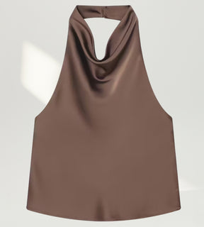 Close na textura do cetim marrom e no brilho acetinado da Moda feminina festa 2026.