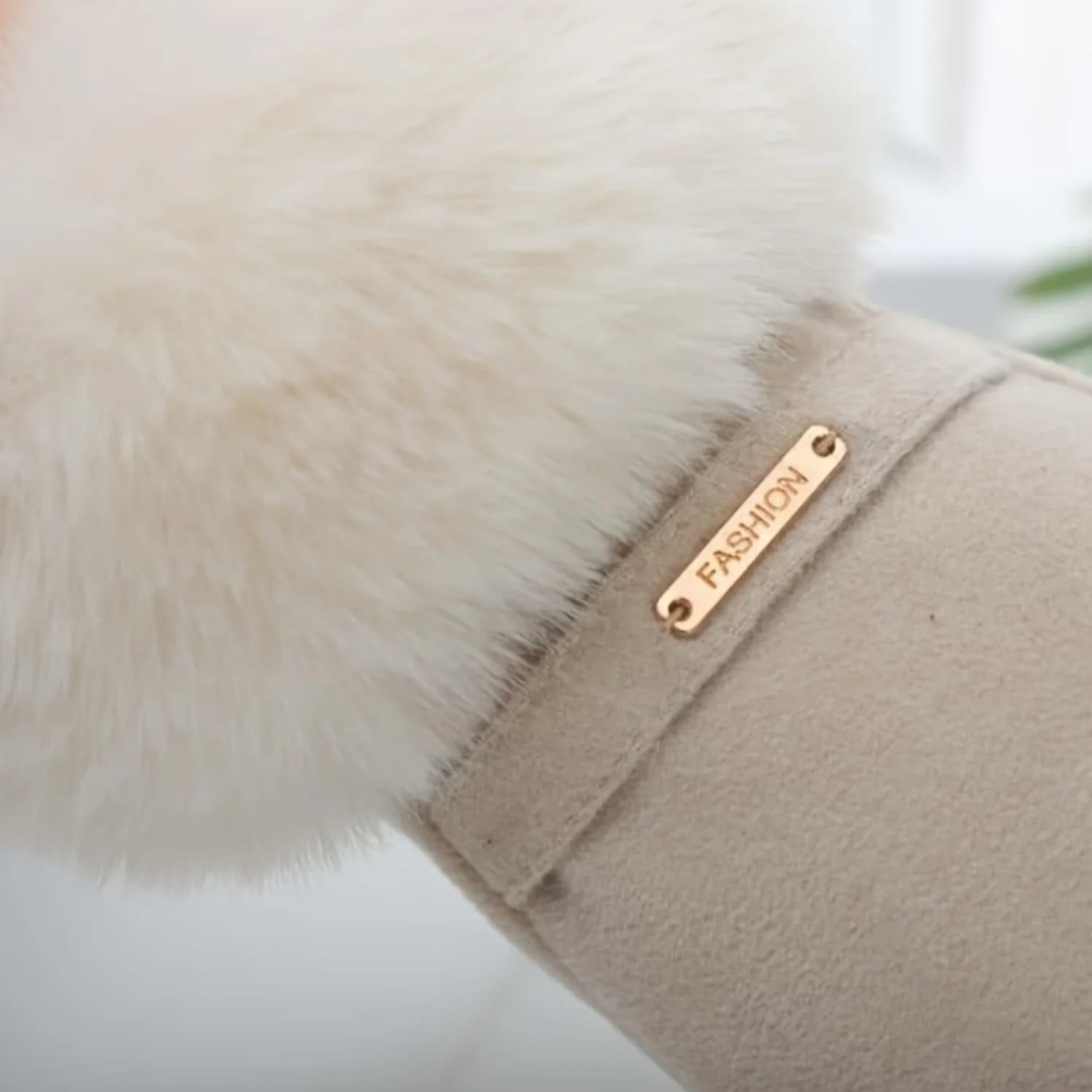 detalhe do acabamento em pelúcia trazendo luxo e conforto térmico para luvas femininas
