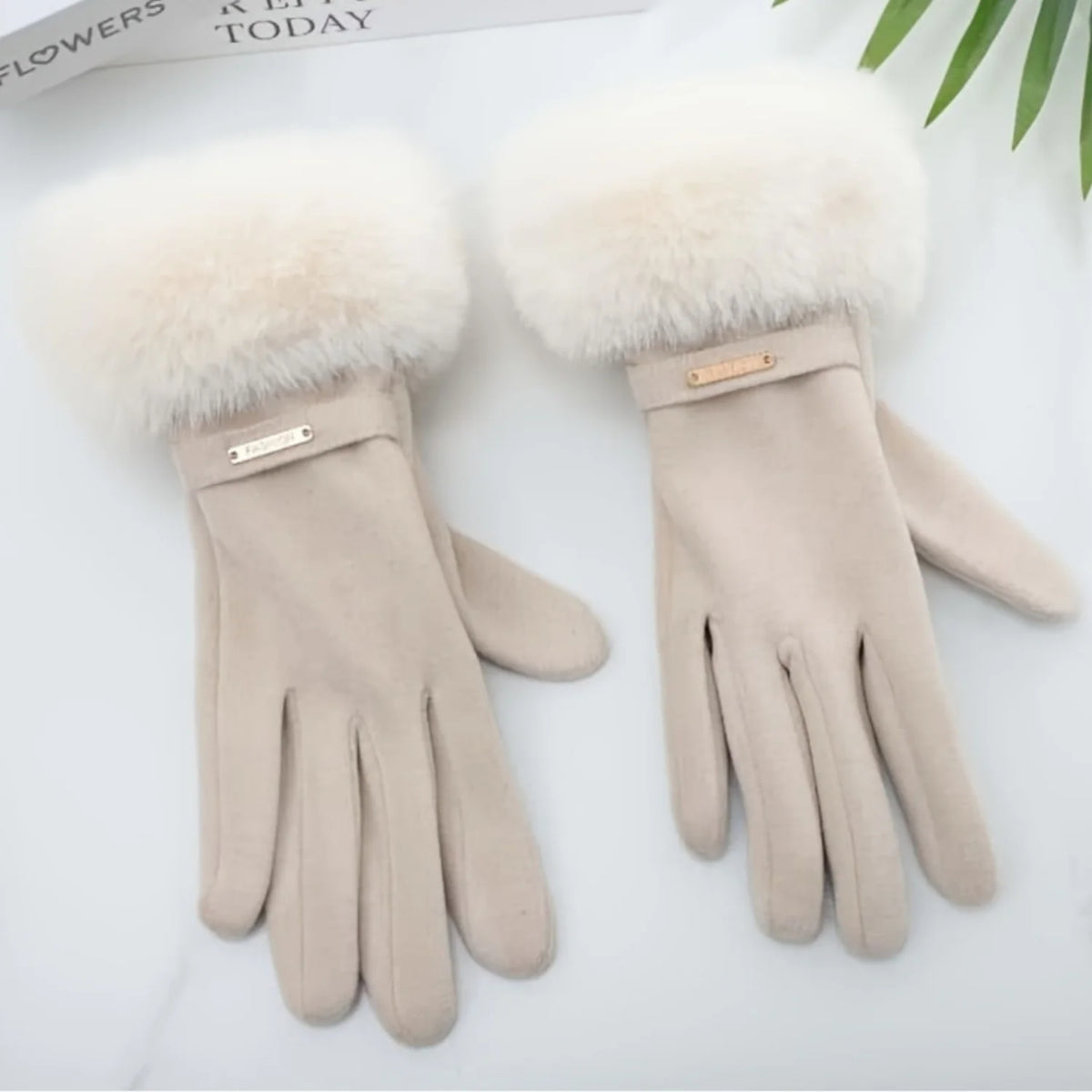 luva feminina bege sendo usada nas mãos com acabamento sofisticado e detalhe em pelucia no punho para dias frios de inverno