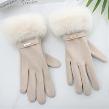 luva feminina bege sendo usada nas mãos com acabamento sofisticado e detalhe em pelucia no punho para dias frios de inverno