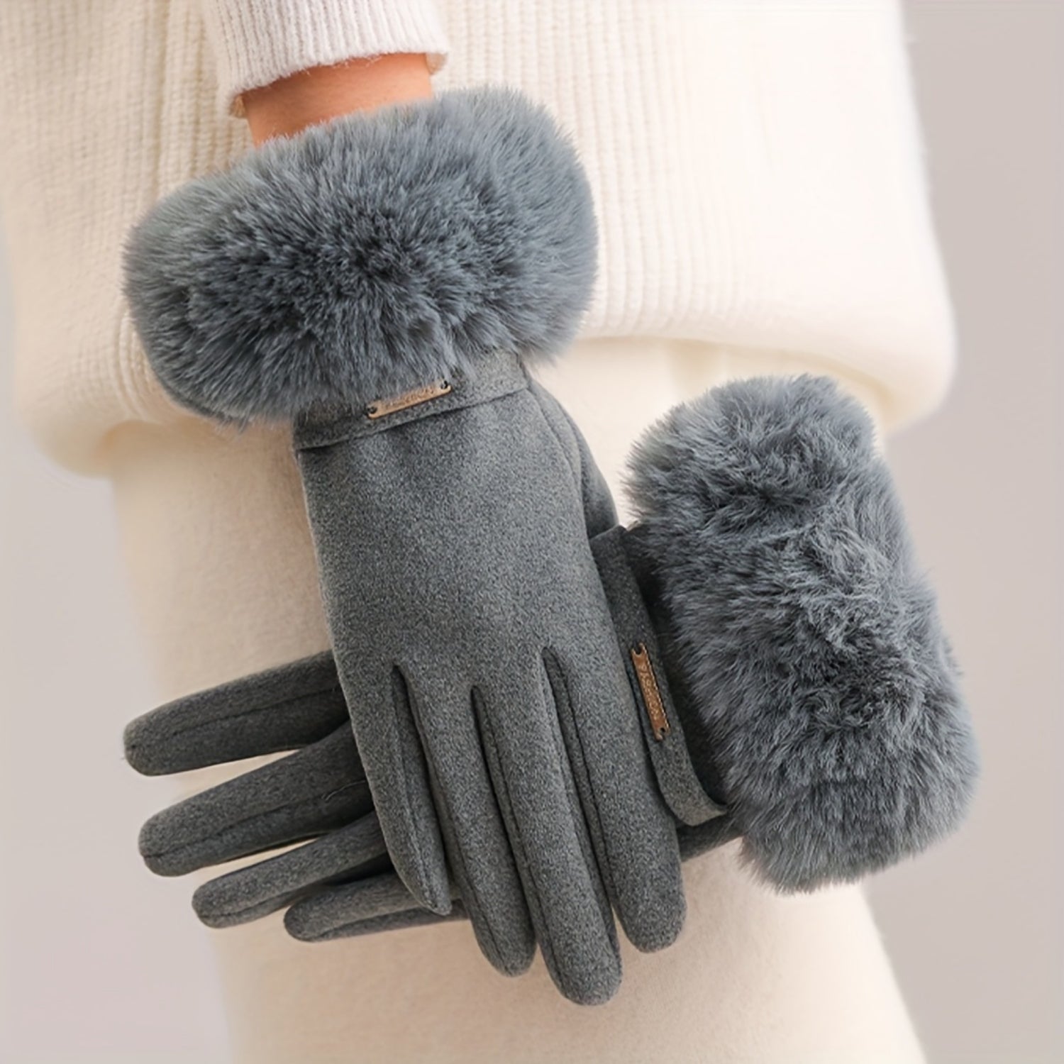 luvas femininas cinza sofisticadas combinadas com looks modernos de inverno europeu