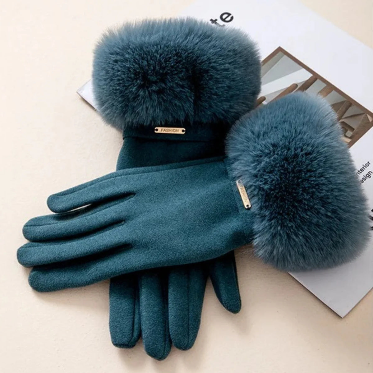 vista lateral da luva feminina verde mostrando ajuste perfeito na mão