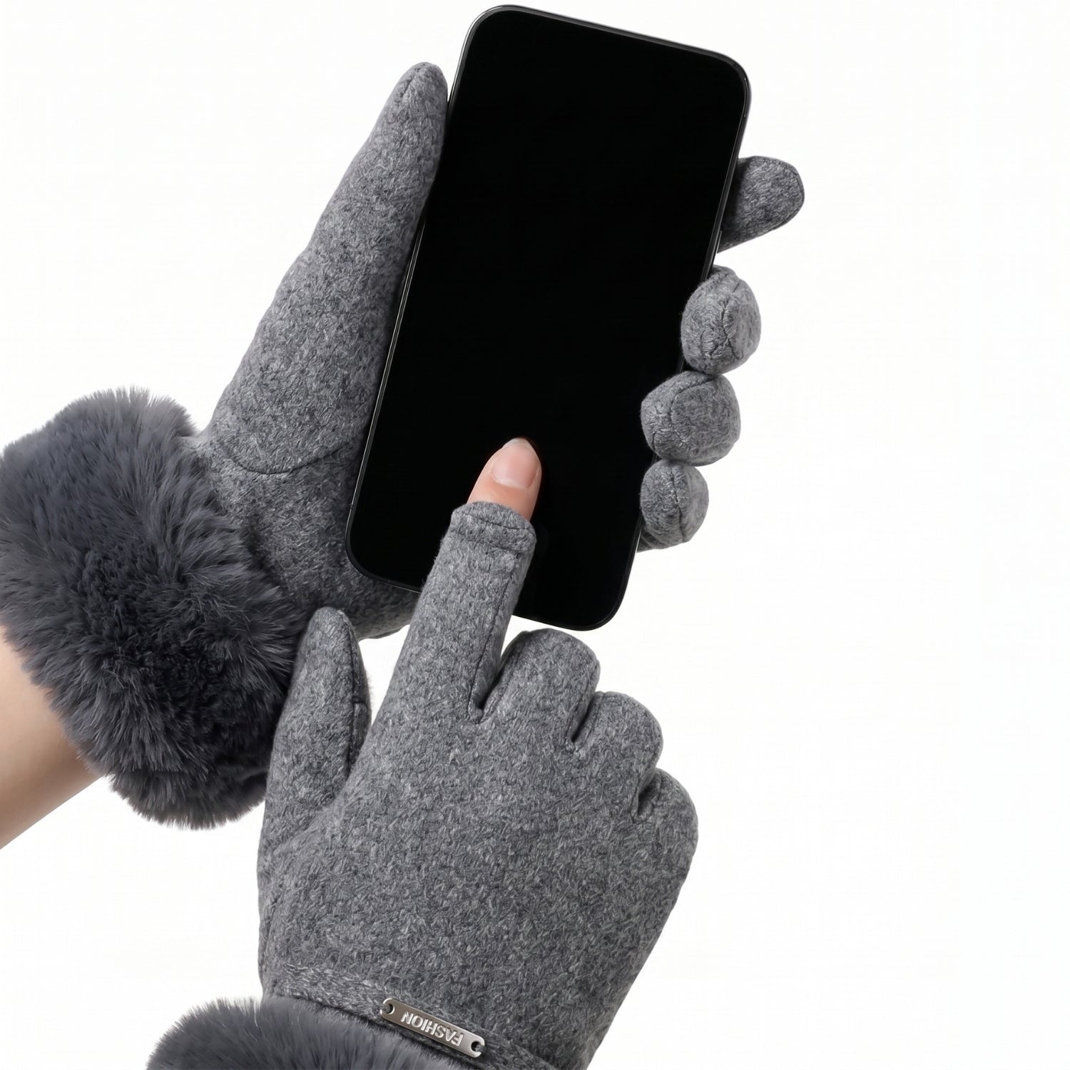 luva feminina cinza com tecnologia touch screen permitindo uso de celular no frio