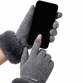 luva feminina cinza com tecnologia touch screen permitindo uso de celular no frio