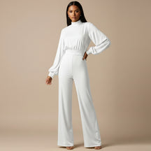 macacão feminino branco gola alta com caimento moderno e elegante