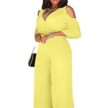 Com decote em V transpassado e modelagem pantalona