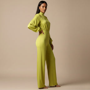 macacão feminino longo gola alta amarela com mangas longas e caimento elegante urbano lado
