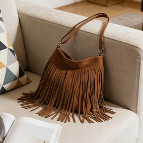 Foto exibindo as medidas de 24cm por 17cm da Bolsa Sevilha em tom marrom.