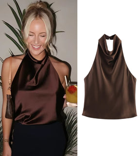 Blusa feminina marrom com amarração delicada no pescoço e design elegante.