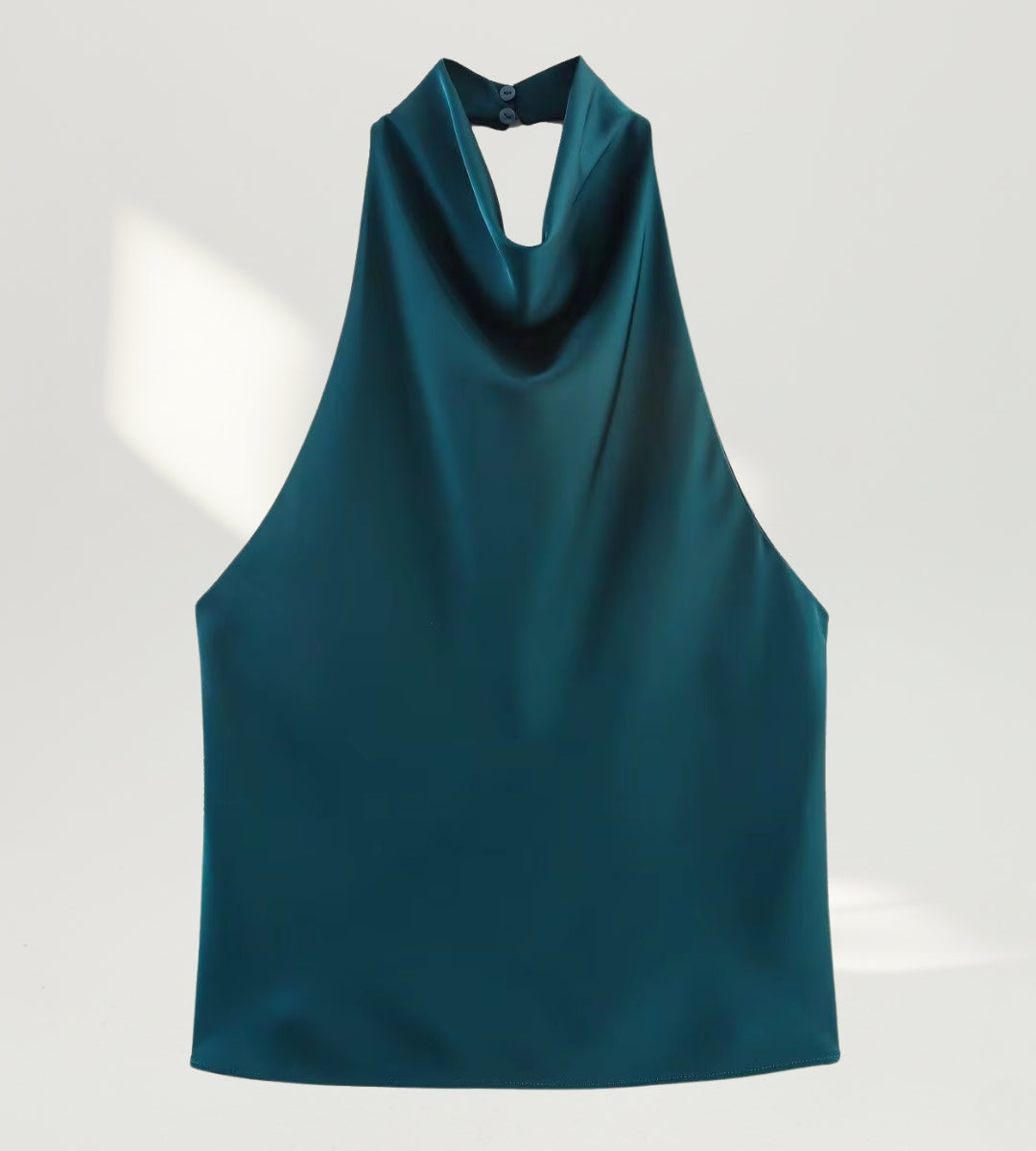 Composição de moda feminina festa 2026 com o exclusivo top de cetim verde da Saybeleze.