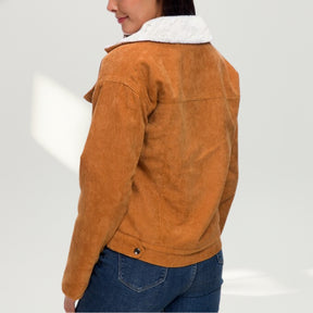 modelo vestindo Jaqueta Feminina de Veludo Cotelê cor rose e lateral