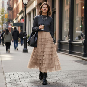 Saia plissada feminina em tule bege com babados Aurora Charm