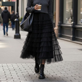 Saia plissada feminina midi em tule preto com babados