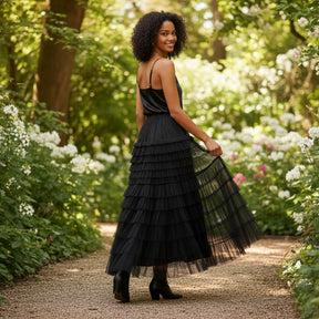 Saia plissada feminina midi em tule preto com babados