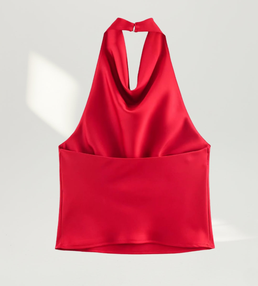 Detalhe da blusa frente única aberta nas costas na cor vermelha com amarração.