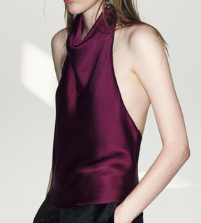 Detalhe do decote em aberto nas costas da blusa borgonha luxuosa da Saybeleze.