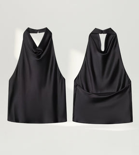 Detalhe do decote em aberto nas costas da blusa preta luxuosa da Saybeleze.