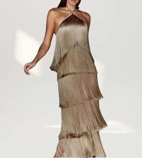 Close no tecido cor castanho e na textura das franjas de viscose do vestido Saint-Barth em tom terroso.