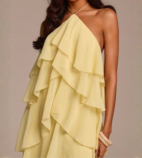 Modelo posando com o Vestido Aurora demonstrando o caimento leve das camadas fluidas.