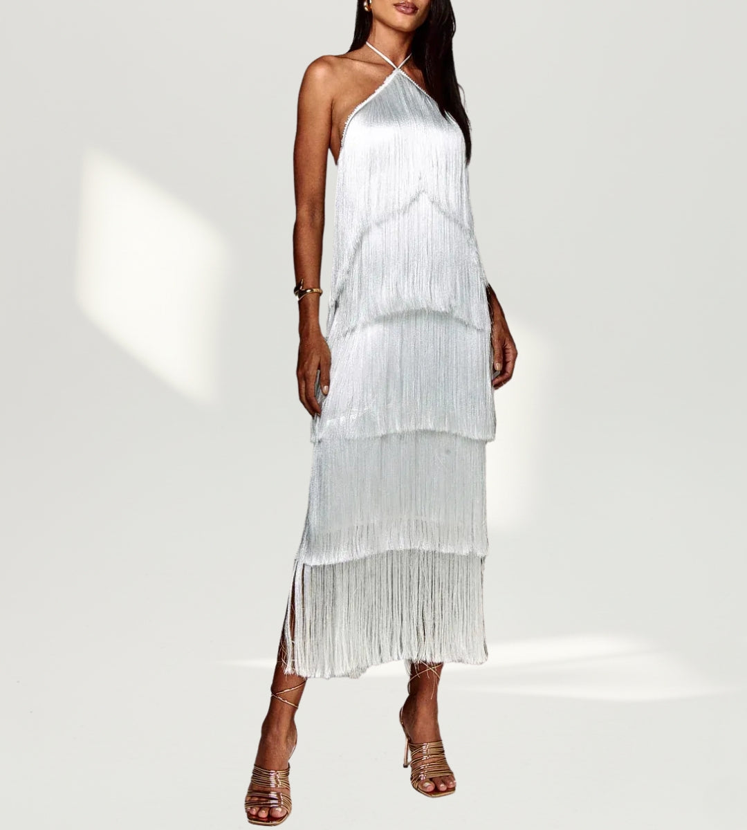 Vista de costas do vestido branco longo com design halter e franjas que criam efeito hipnótico.