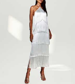 Vista de costas do vestido branco longo com design halter e franjas que criam efeito hipnótico.