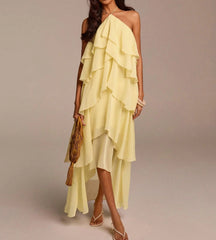 Vista frontal do Vestido Aurora Amarelo Manteiga destacando o decote frente única e babados.