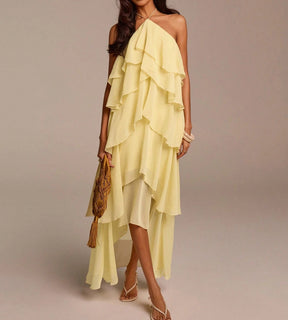 Vista frontal do Vestido Aurora Amarelo Manteiga destacando o decote frente única e babados.