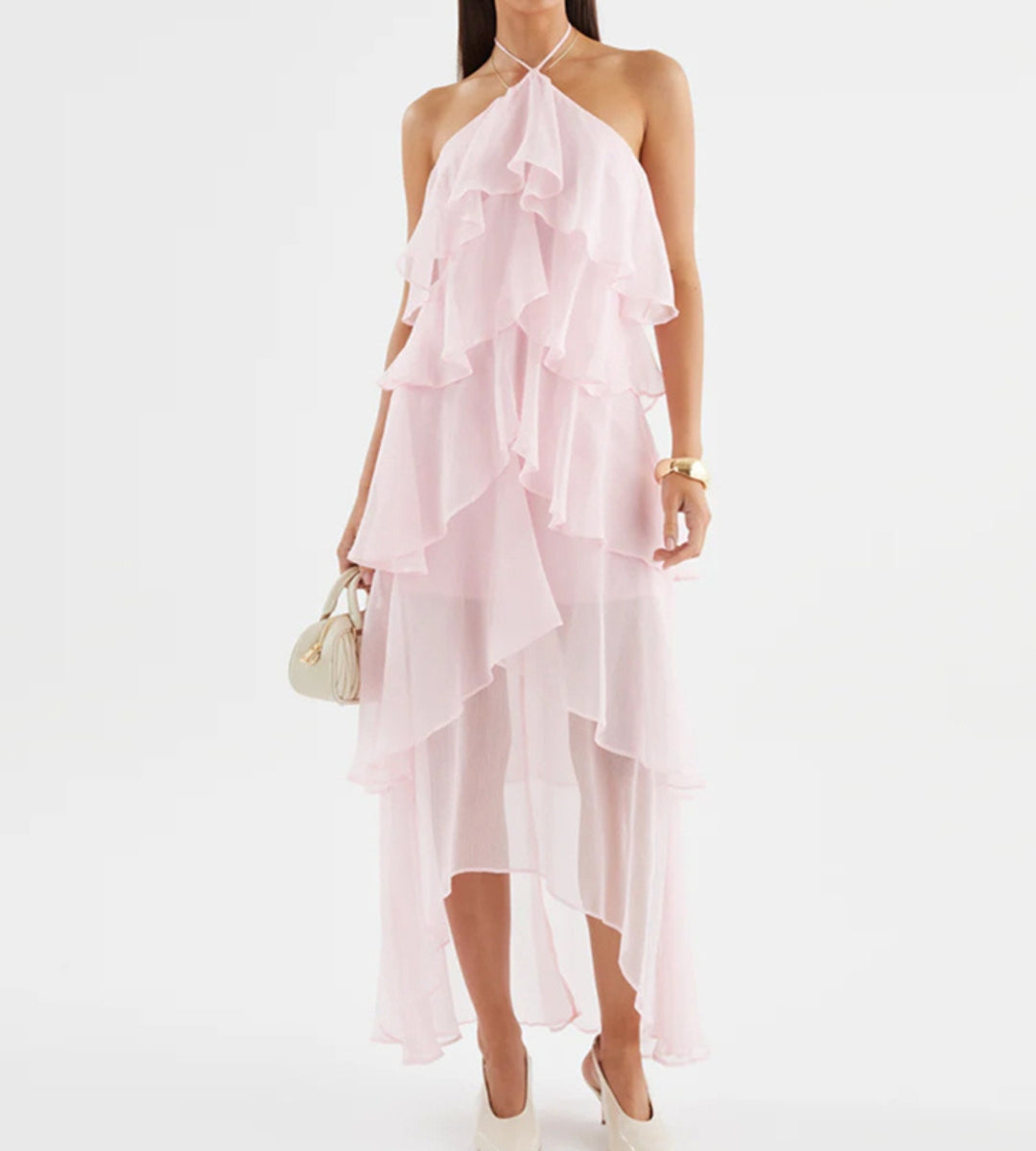 Composição de moda destacando o Vestido Charlotte pink como peça statement da coleção premium.