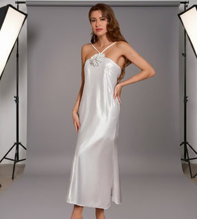 Modelo usando o Vestido Longo Granada Branco modelo de frente com estampa ornamental em cenário de studio para brading