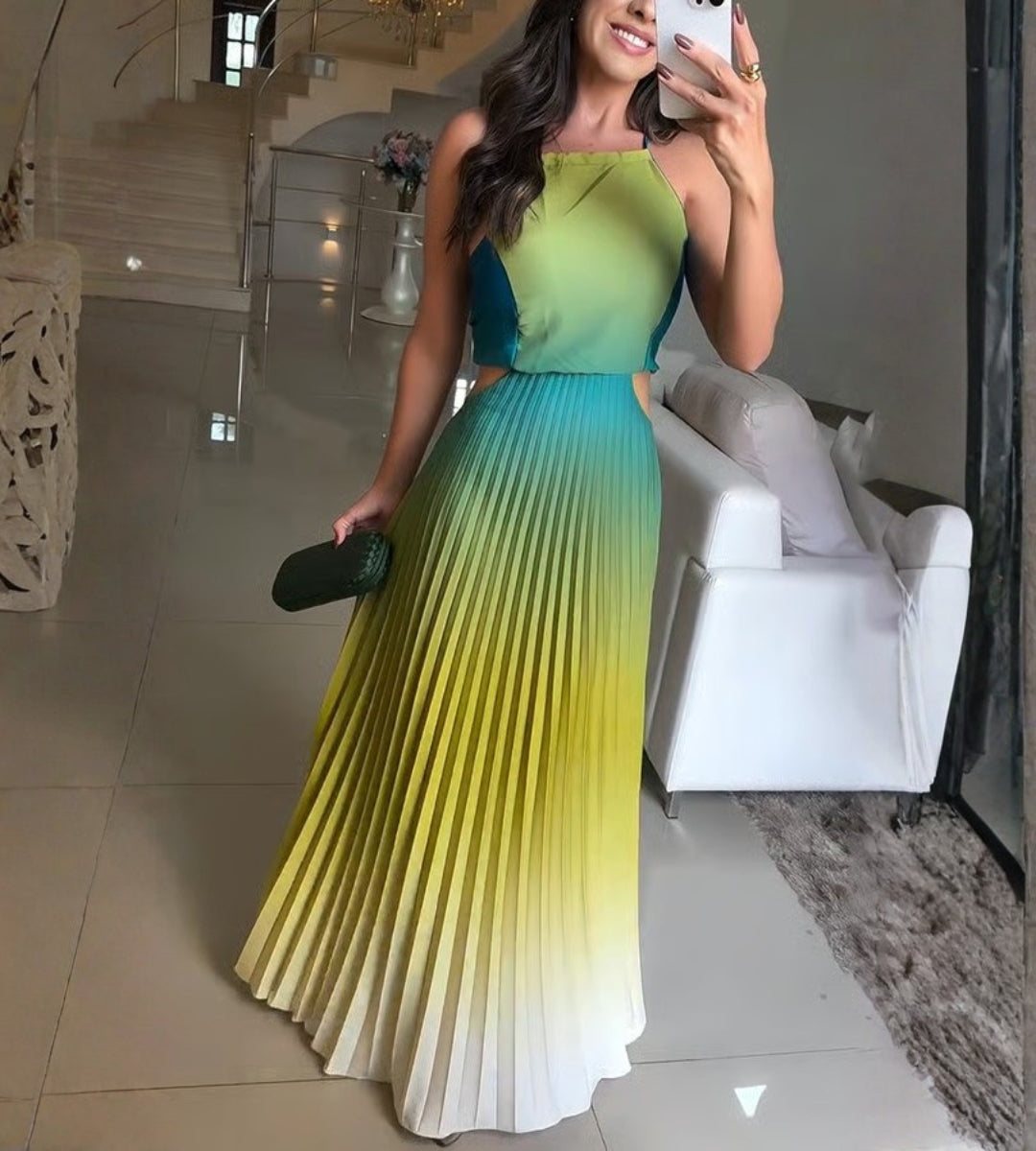 Modelo de frente usando o Vestido Longo Plissado Marbella com degradê em tons de verde e amarelo.