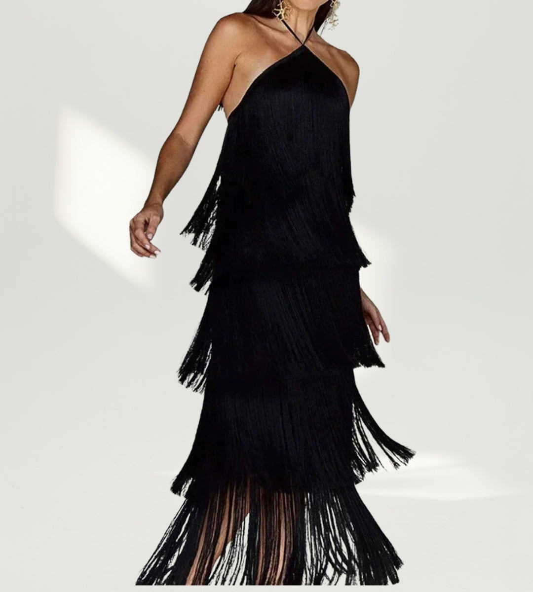 Mulher usando o clássico vestido preto longo com franjas em movimento para evento black-tie.