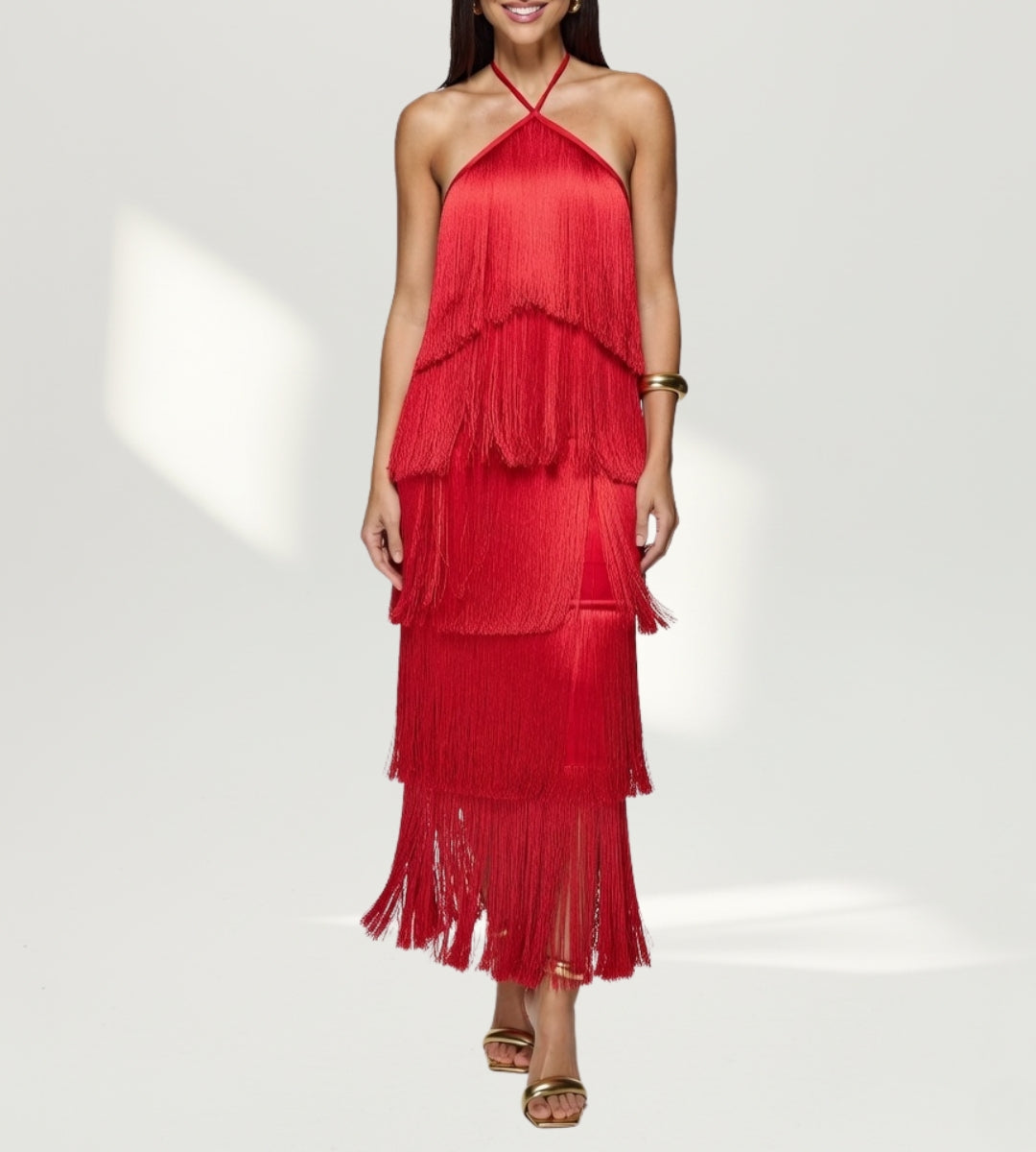 Modelo de frente usando o Vestido Longo Saint-Barth vermelho com camadas de franjas e decote halter.