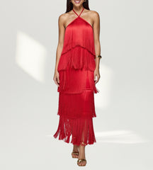 Modelo de frente usando o Vestido Longo Saint-Barth vermelho com camadas de franjas e decote halter.