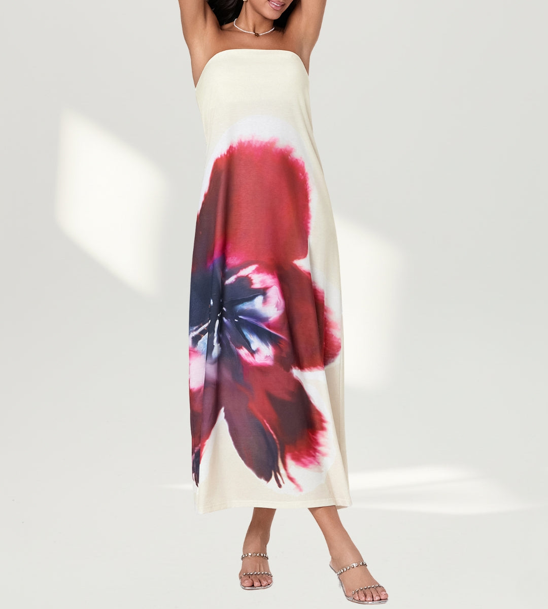 Mulher de frente usando o Vestido Longo Valldemossa em seda com estampa floral maxi artística.