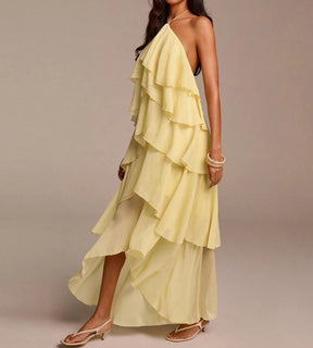 O Vestido Aurora posicionado de lado, destacando a fluidez e o volume estratégico das camadas.